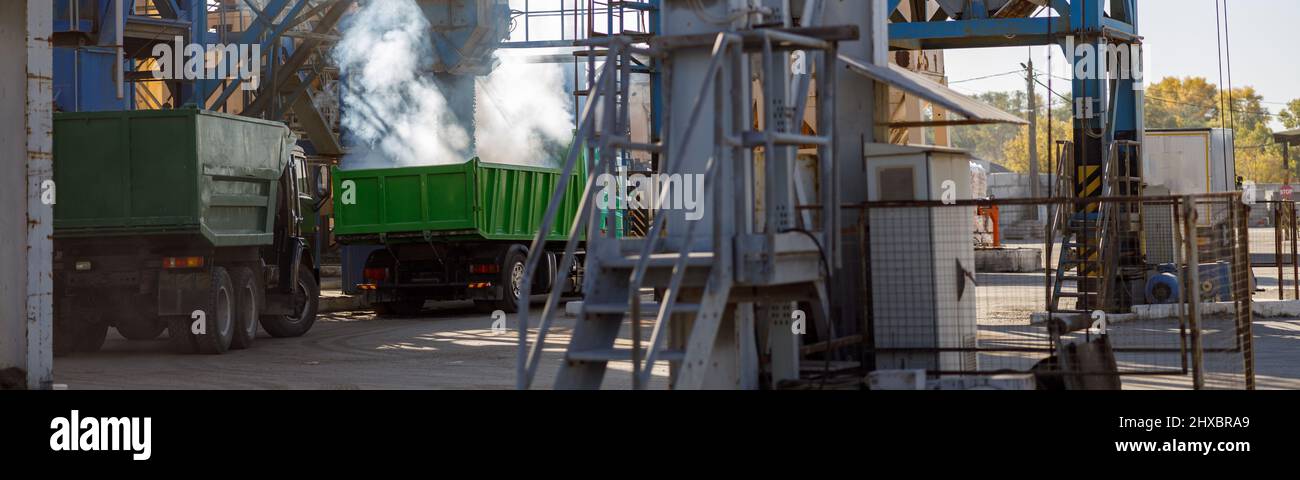Industrieanlagen und LKW im Freien im Werk Stockfoto