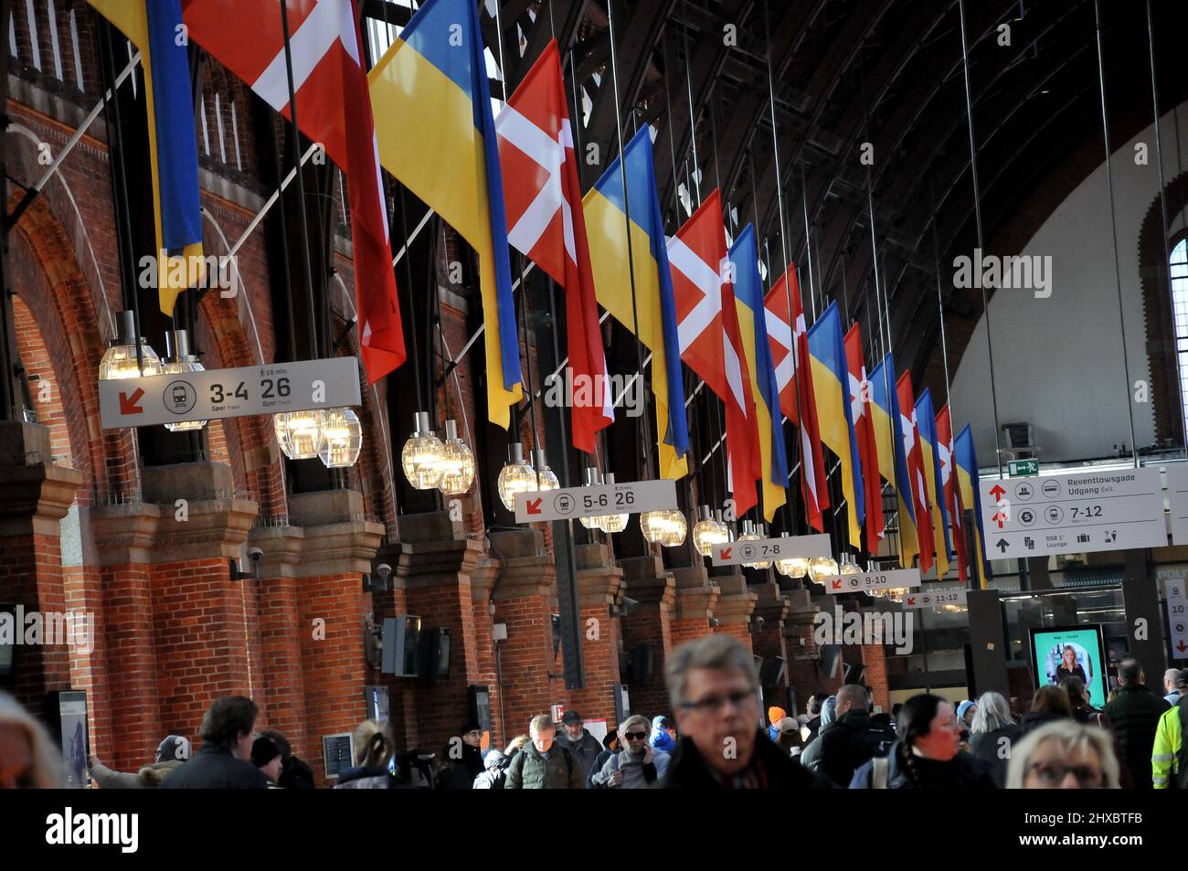 Kopenhagen/Dänemark.11.März 2022/.Dänische Staatszüge mit ukrainischen Fahnen geschmückt mit dänischer Flagge solidarisch mit dem Ukraine-Krieg zwischen der Ukraine und Russland und Millionen ukrainischer Frauen und Kinder, die in Ruhe oder europa ausreisten, schmückte die DSB-dänische Hauptverräterbehörde ukrainische Flaggen im Hauptbahnhof der Hauptstadt. (Foto..Francis Dean/Dean Picturs) Stockfoto