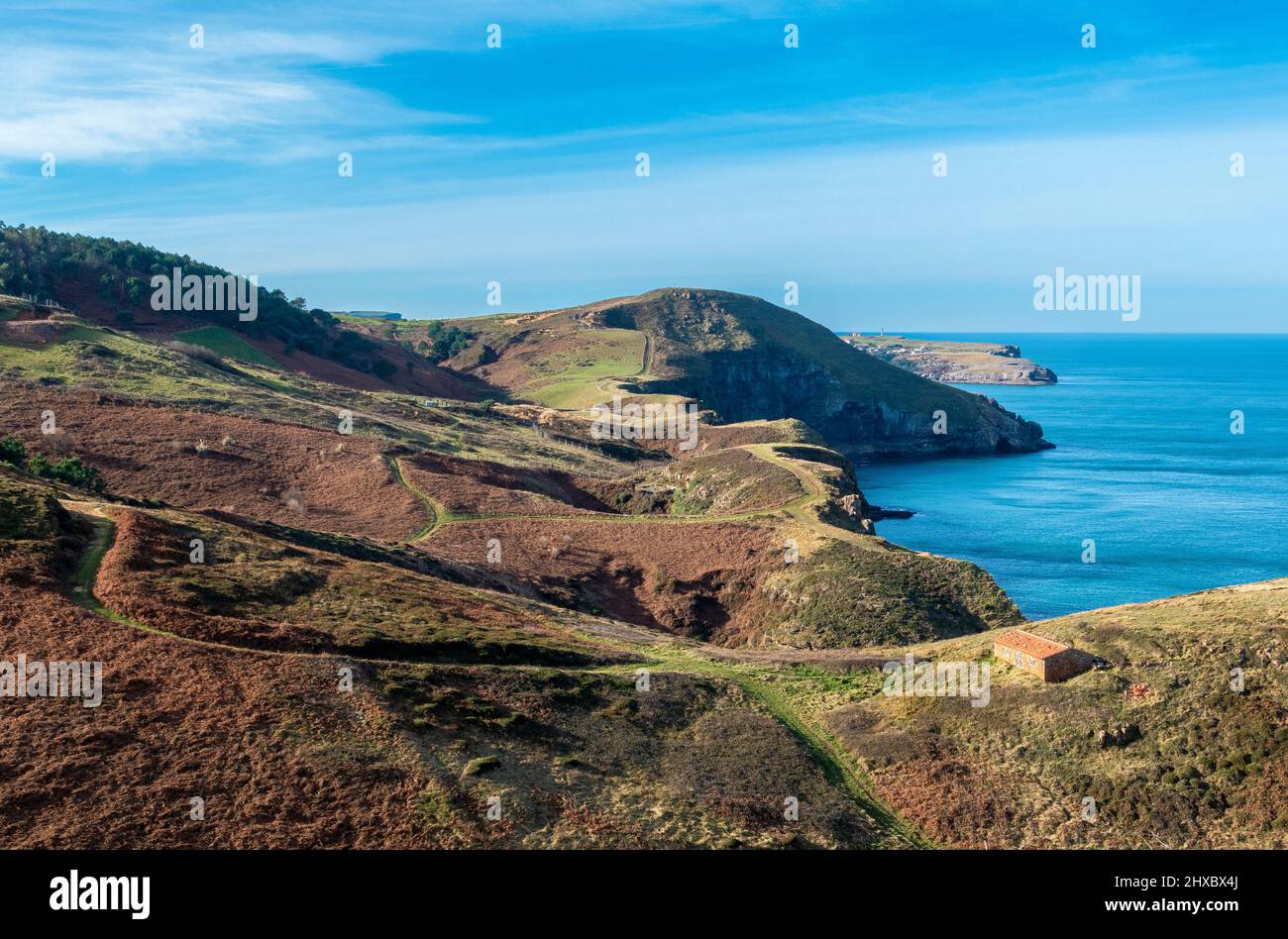 Küstenweg und Naturpark an der Nordküste Spaniens zwischen Noja und La Sorrozuela in Kantabrien Stockfoto