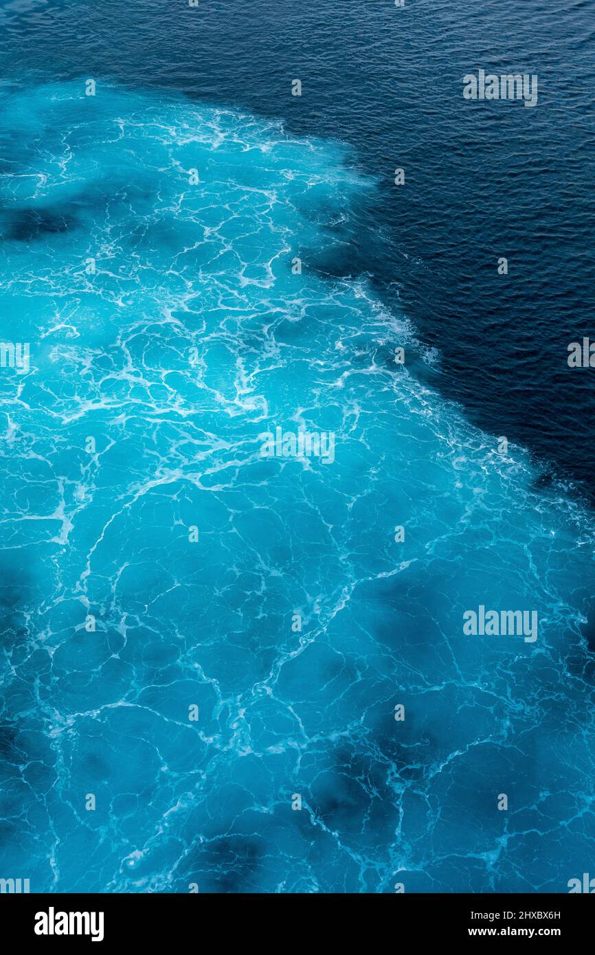 Abstraktes Wasser Hintergrund des Ozeans schwellen von Fähre Boot über den Ozean bewegen Stockfoto