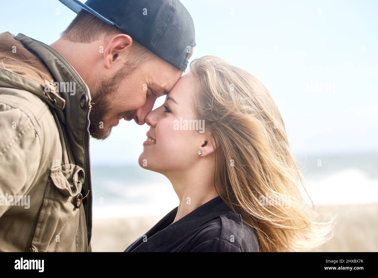 Die Liebe übernehmen zu lassen. Aufnahme eines liebevollen jungen Paares, das im Freien Zeit zusammen verbringt. Stockfoto