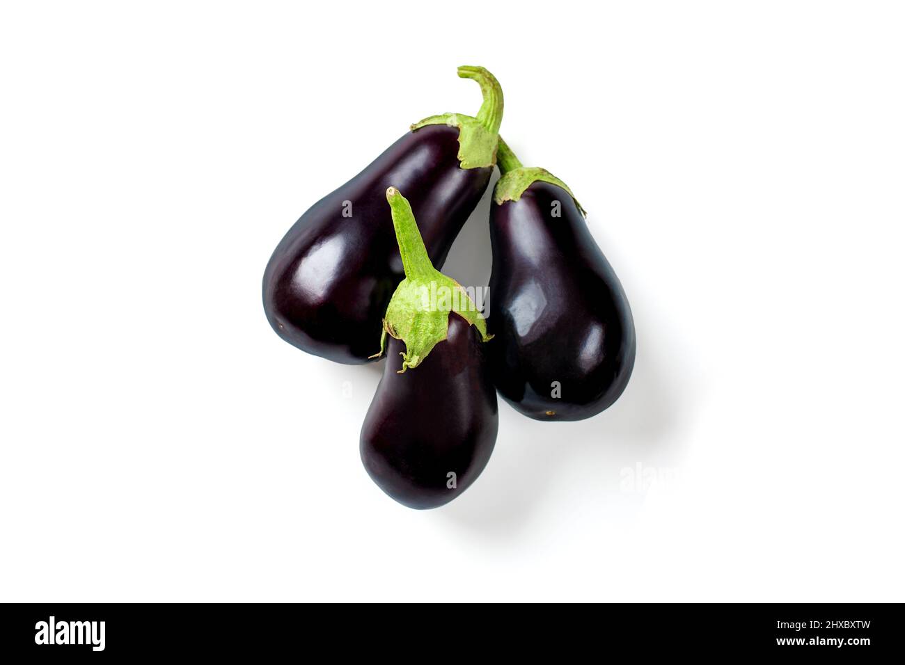Frisch roh lila Aubergine isoliert auf weißem Hintergrund Rezepte von Auberginen Flat Lay Draufsicht Mock Up Rustikaler Stil Kreatives Konzept. Stockfoto