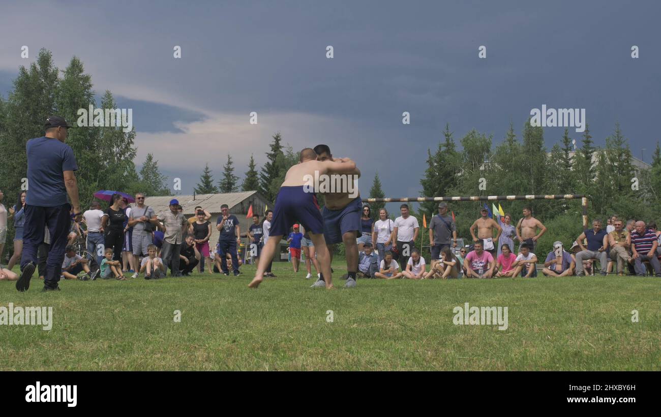 Odinsk, Russland - 29 2019. Juni: Burjat National Sport Wrestling. Holiday Sur Harban. Surkharban Naadam Sagaalgan Shagaa Buddhistisches Neujahrsfest, Naadym, Kosch Stockfoto