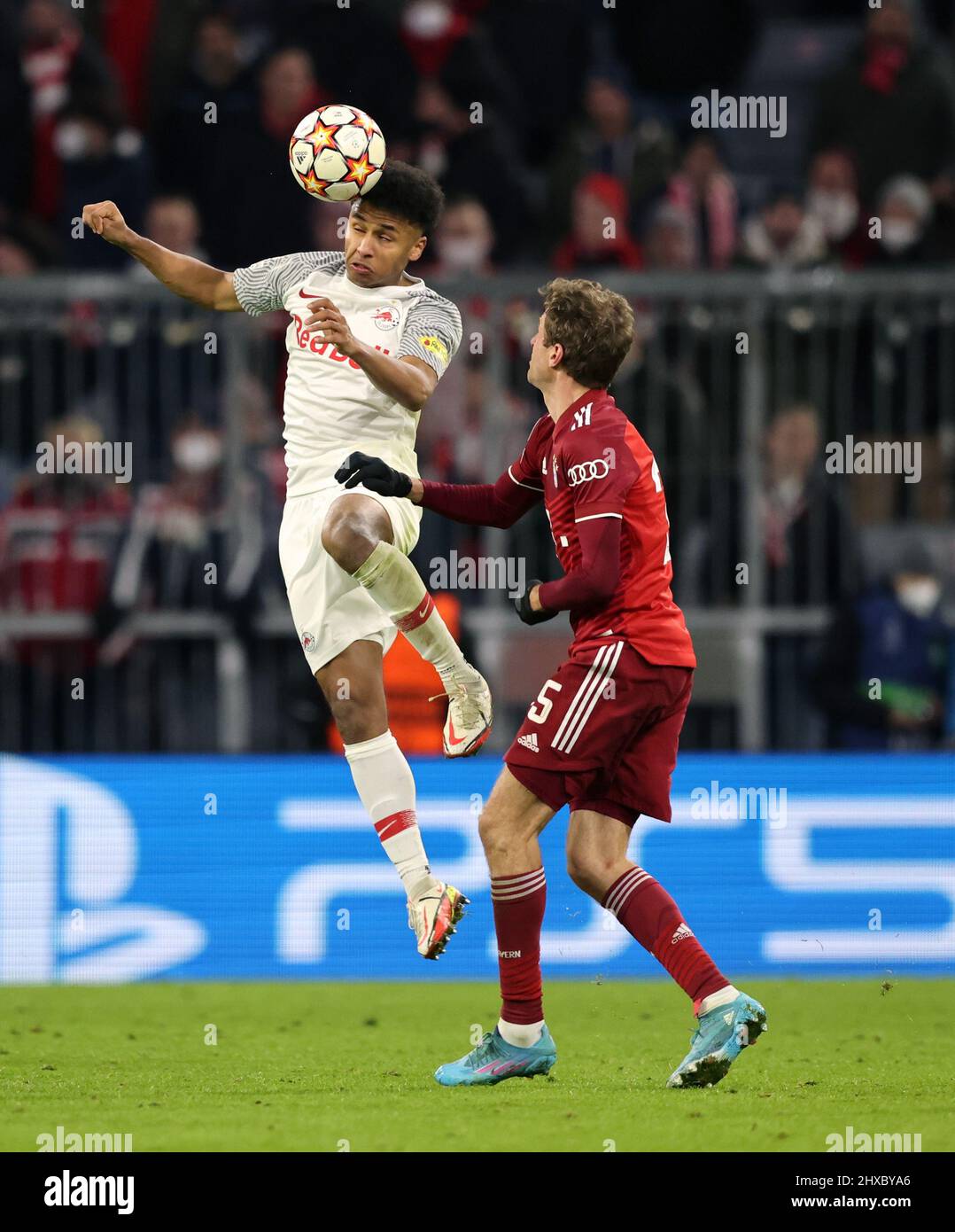 Karim Adeyemi vom Red Bull FC Salzburg, Thomas Müller vom FC Bayern München Fussball UEFA Championsleague FC Bayern MŸnchen - RB Salzburg Achtelfinale RŸckspiel Saison 2021 / 2022 8.3.2022 © diebilderwelt / Alamy Stock Stockfoto