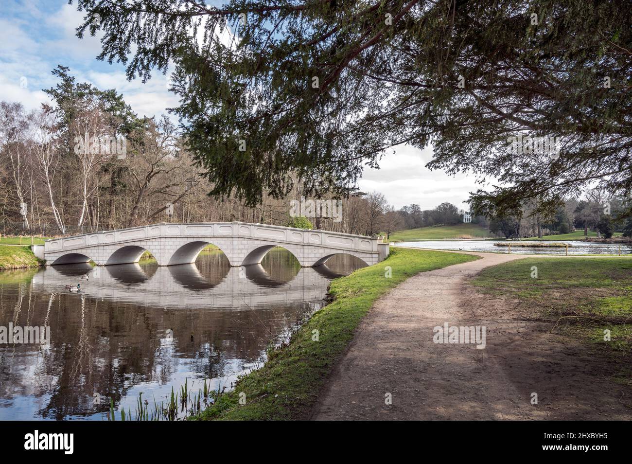 Spazieren Sie durch den Painshill Park Cobham in der Nähe von M25 in Surrey Stockfoto