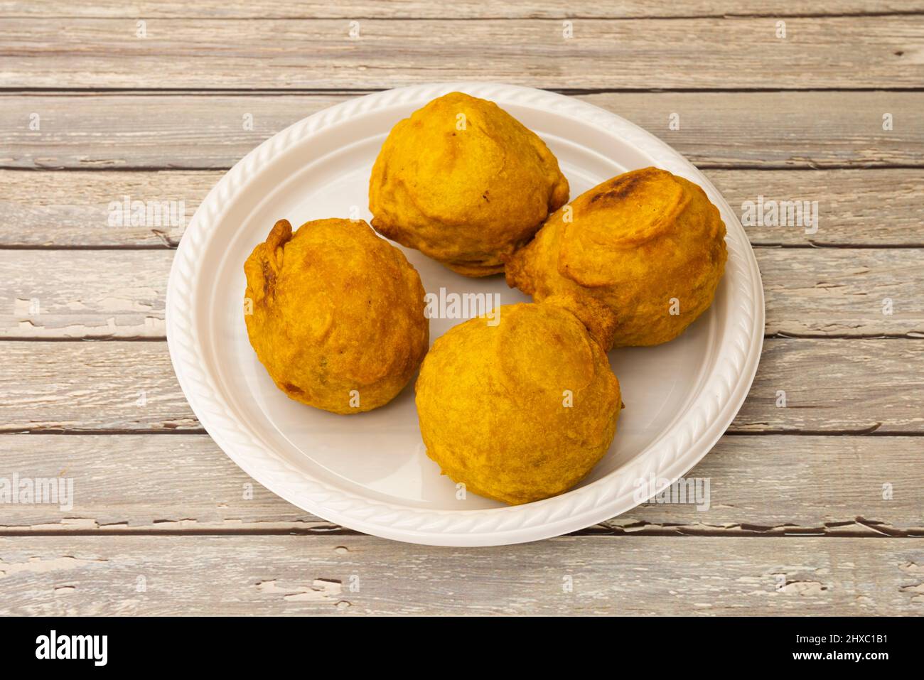 Die gefüllte Kartoffel ist eines der Rezepte mit einem ungewissen Ursprung und dass viele Länder ihr zuschreiben, dann wird sie gebraten und eine goldene und knusprige cr Stockfoto