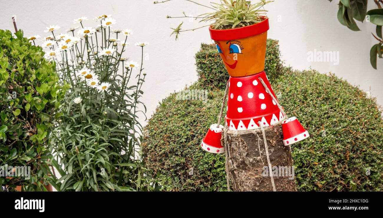 Töpfe für Pflanzen mit menschlichem Aussehen dekoriert Stockfoto