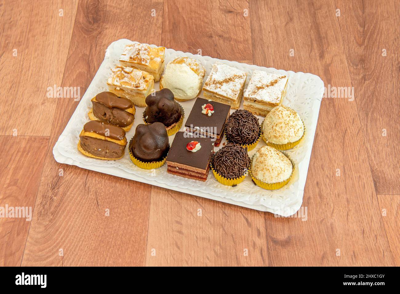 Auswahl an Kuchen aus sehr feinem Blätterteig oder Keksen mit verschiedenen Füllungen; Creme, Schokoladenmousse-Creme, Eigelb, Erdbeerkaffee, apfel Stockfoto