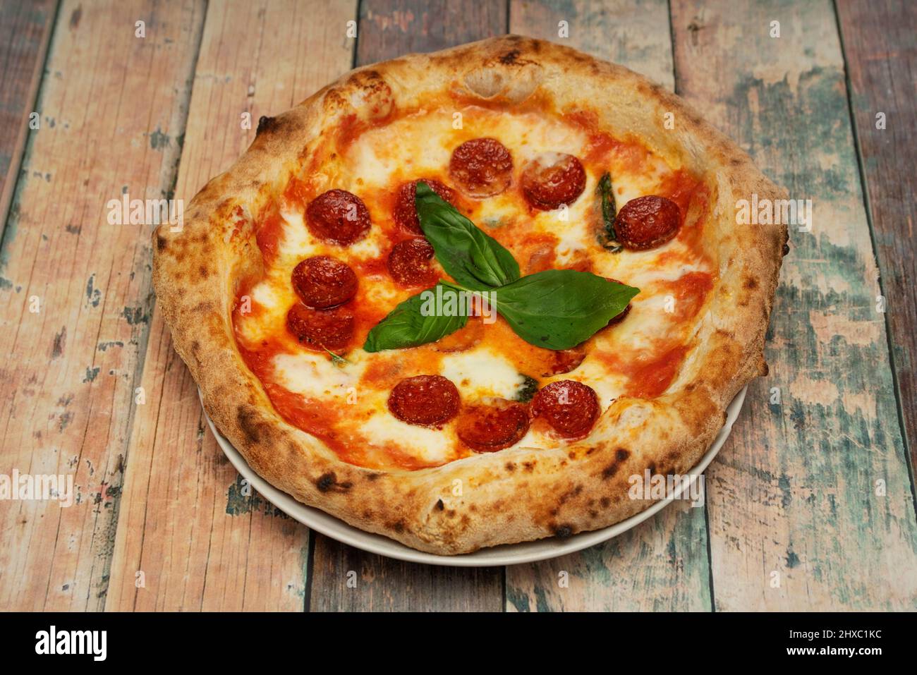 Pizza Diavola Basis mit einer Mischung aus Bio-Mehl, Vollkornmehl, Keim, Mutterhefe, Salz, ...Würzige Zutaten, die buchstäblich machen sollte Stockfoto