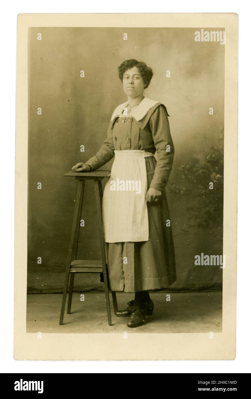 Postkarte aus der Zeit nach WW1 der schwarzen Magd aus dem Florence Studio, Camden Town, London, England, vom 25. Oktober 1919. Stockfoto