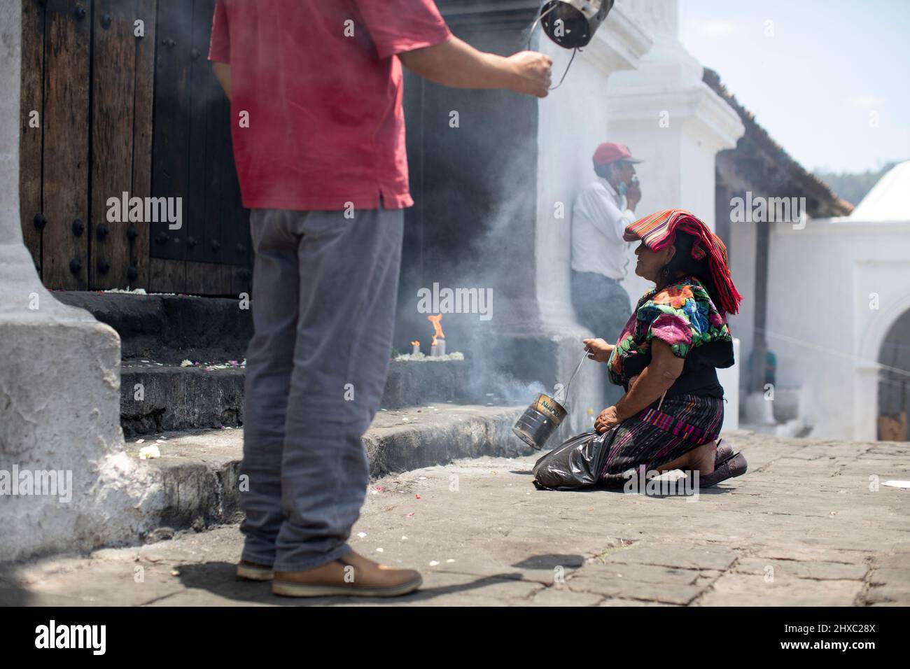 Religiöse Zeremonie auf dem farbenfrohen wöchentlichen Chichicastenango Mayan Market in Guatemala, Zentralamerika. Stockfoto