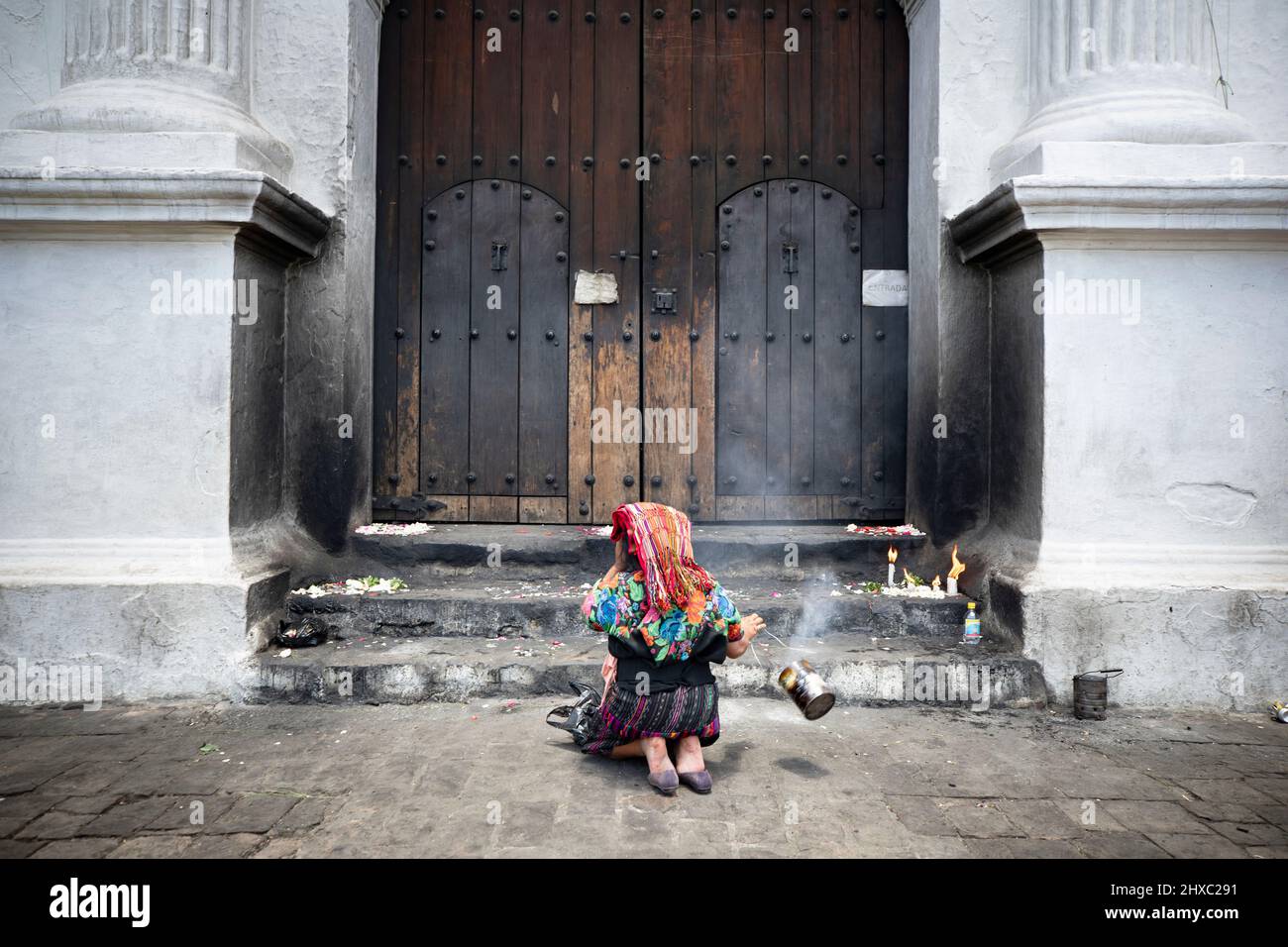 Religiöse Zeremonie auf dem farbenfrohen wöchentlichen Chichicastenango Mayan Market in Guatemala, Zentralamerika. Stockfoto