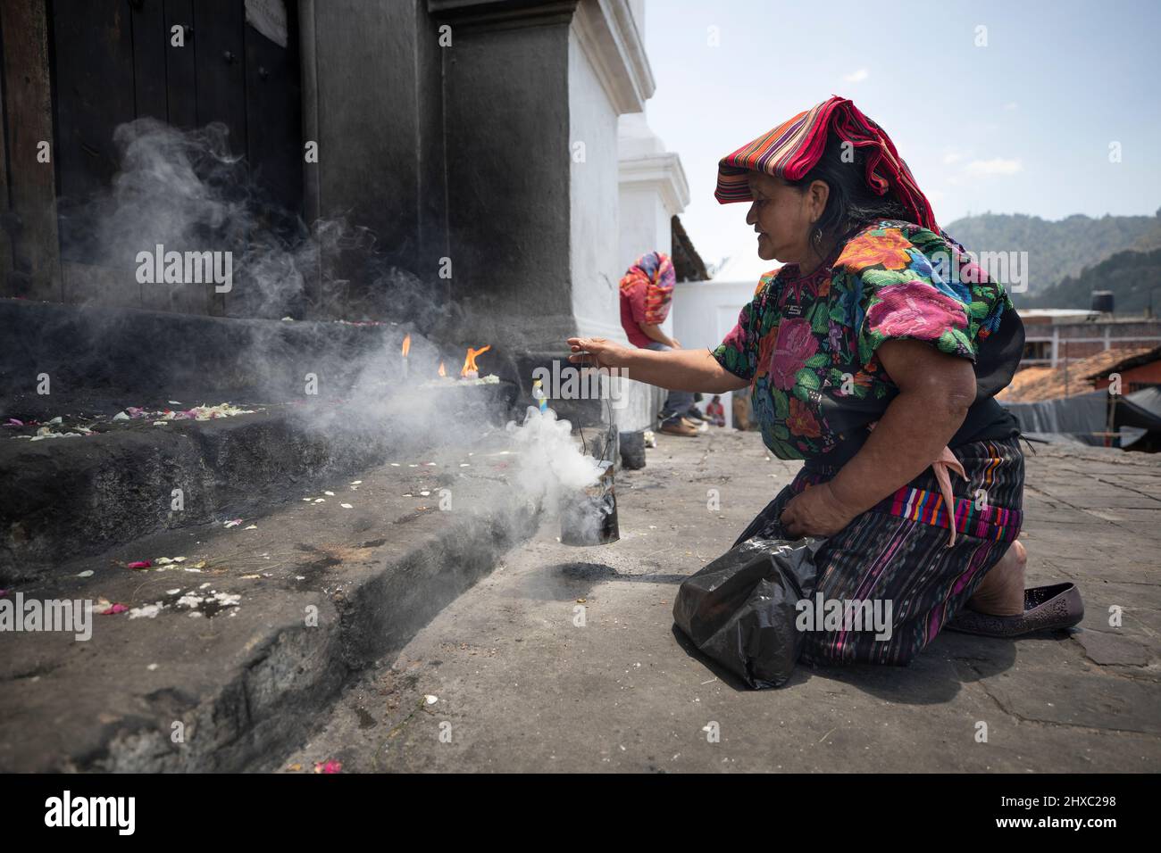 Religiöse Zeremonie auf dem farbenfrohen wöchentlichen Chichicastenango Mayan Market in Guatemala, Zentralamerika. Stockfoto