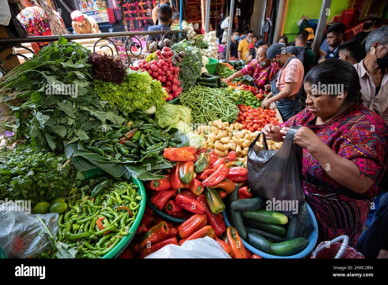 Farbenprächtiger wöchentlicher Chichicastenango Maya-Markt in Guatemala, Zentralamerika. Stockfoto