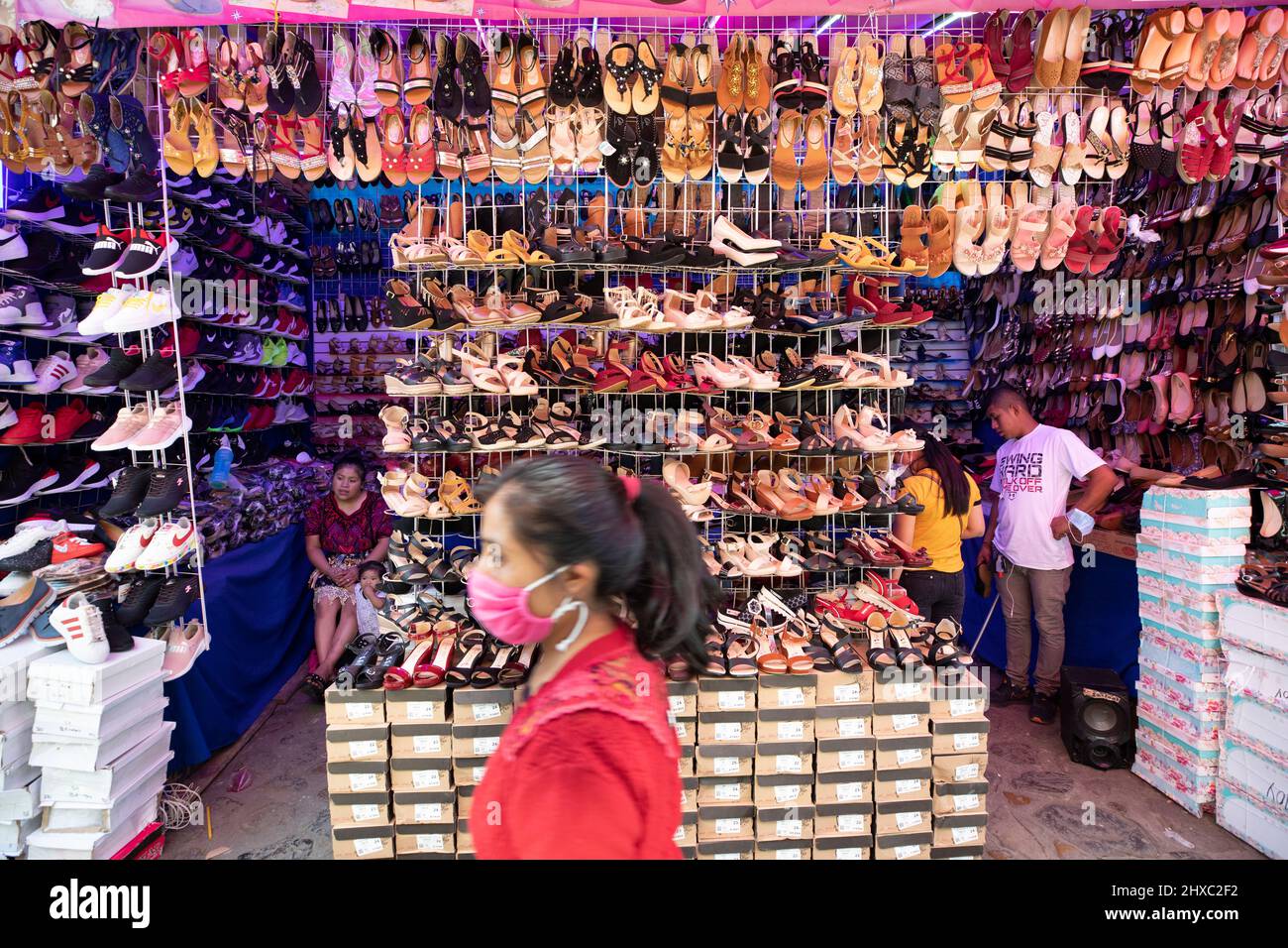 Verkaufsstand für Schuhe auf dem farbenfrohen wöchentlichen Chichicastenango Mayan Market in Guatemala, Zentralamerika. Stockfoto