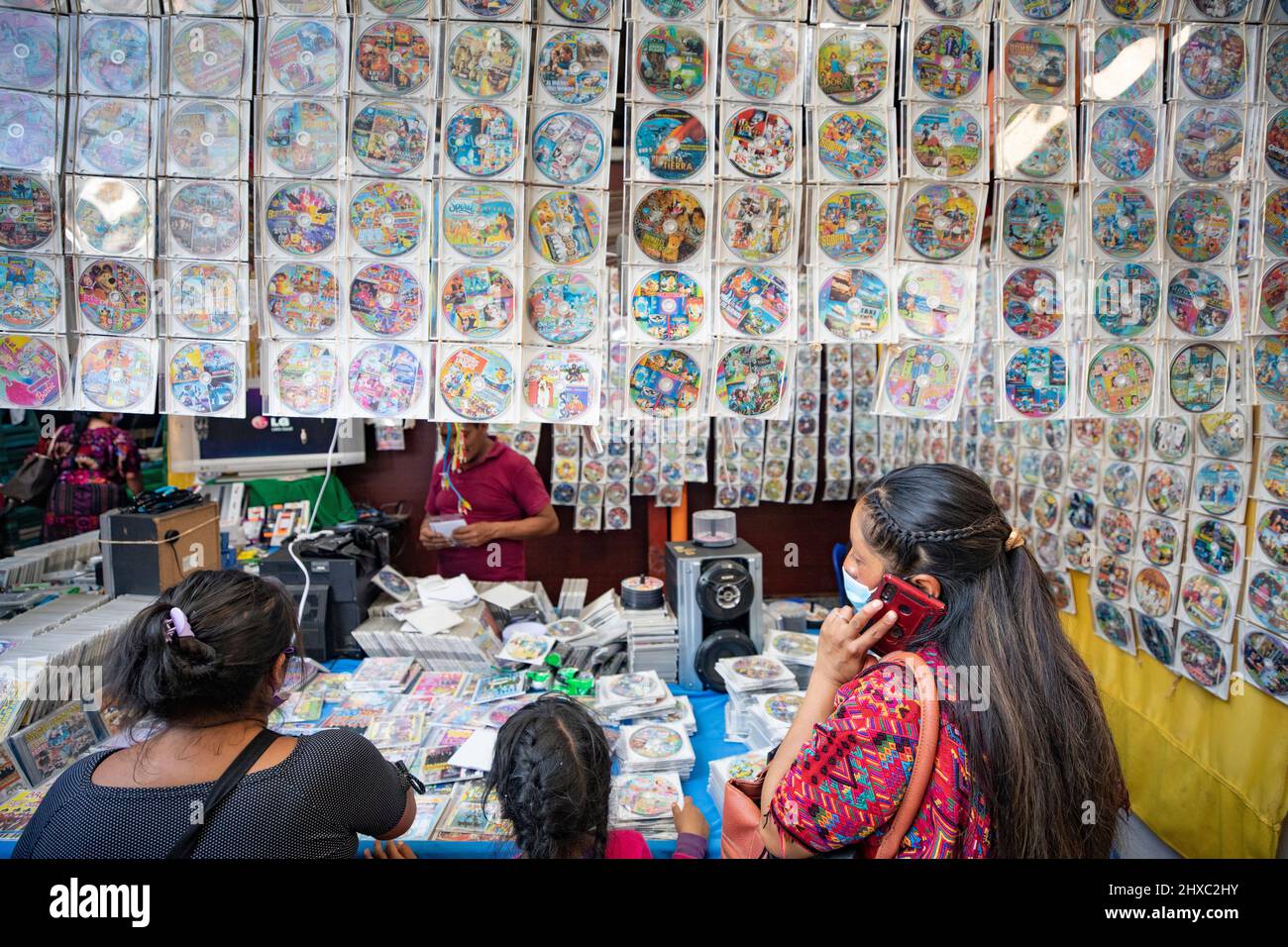 DVDs sind auf dem farbenfrohen wöchentlichen Chichicastenango Mayan Market in Guatemala, Zentralamerika, erhältlich. Stockfoto