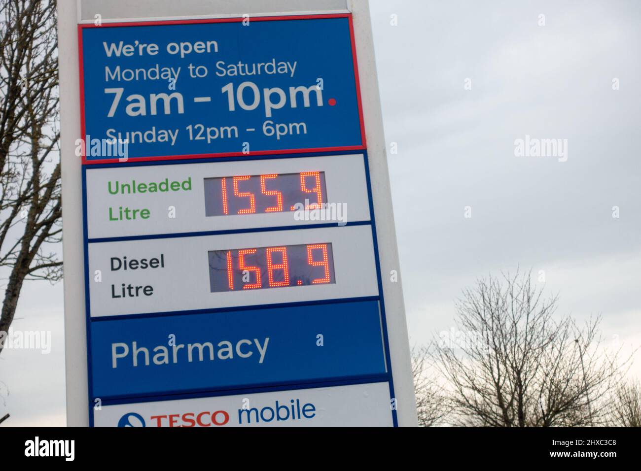 Ashford, Kent, Großbritannien. 11. März 2022. Der belebte Tesco-Tankstellenvorplatz scheint der günstigste Kraftstoff der Stadt zu sein. Kraftstoffpreise auf der Anzeige. Foto: Paul Lawrenson/Alamy Live News Stockfoto