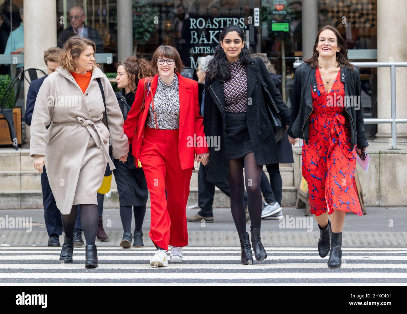 Das Bild zeigt: Jessica Leigh, (roter Anzug) Anna Birley, (beiger Mantel) Henna Shah und Jamie Klingler (rotes Kleid) mit ihrer Rechtsanwältin Theodora Middleton 9 Stockfoto