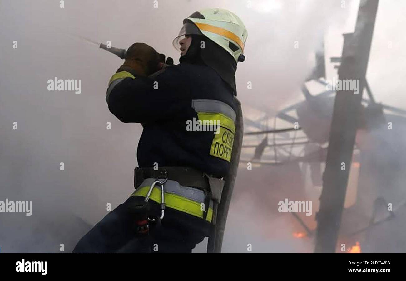 Dnipro, Ukraine. 11. März 2022. Rettungskräfte arbeiten am Freitag, den 11. März 2022, am Schauplatz eines Luftanschlags in Dnipro, Ukraine. Zivile Ziele wurden im südlichen Zentrum des Dnjepr-Flusses unter russischen Beschuss gebracht. Nach Angaben ukrainischer Beamter kam es zu drei Luftangriffen auf einen Kindergarten, ein Wohngebäude und eine zweistöckige Schuhfabrik. Foto von Ukraine State Emergency Service/ Credit: UPI/Alamy Live News Stockfoto