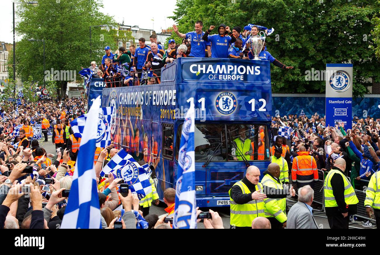 Spieler und Mitarbeiter des FC Chelsea ziehen in einem offenen Bus an der Stamford Bridge vorbei, wo der European Cup und der FA Cup in der Saison 2011-2012 gewonnen wurden. Stockfoto