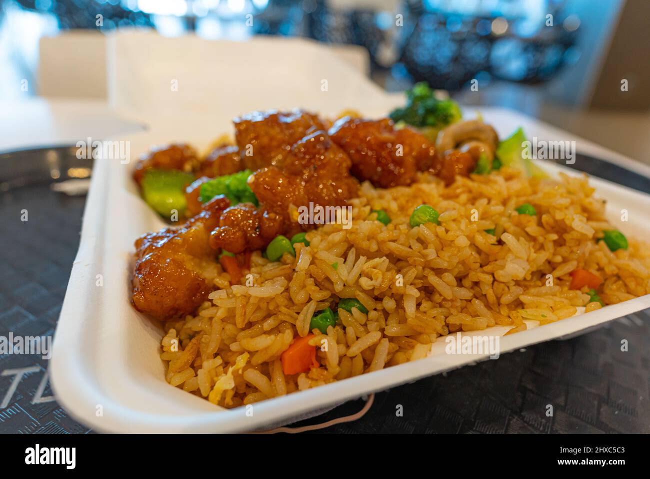 Chinesisches Ingwer-Hühnchen-Gericht, das bereit ist, in einem Food Court zu essen Stockfoto