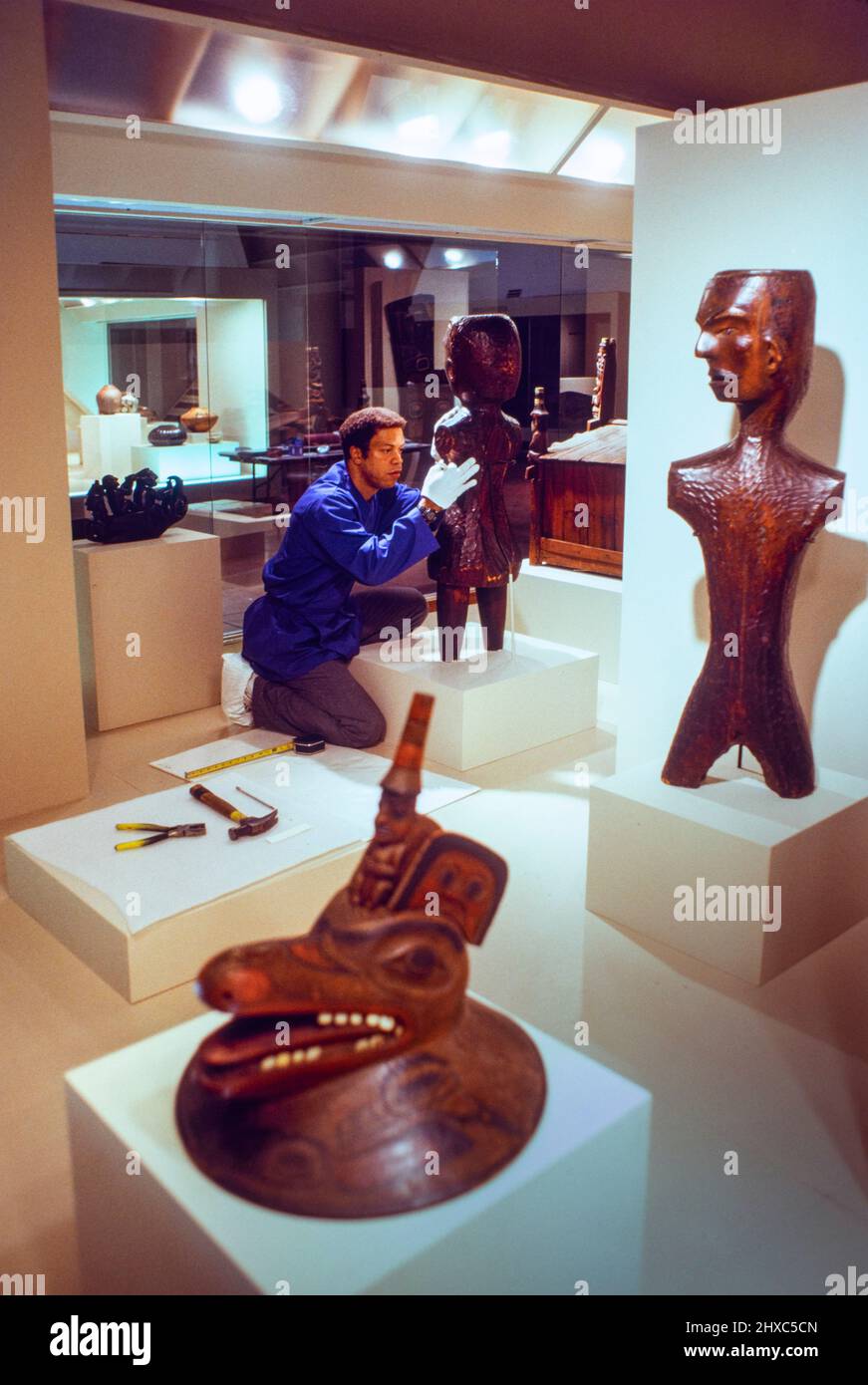 Arbeiter, die eine Ausstellung indigener Kunstwerke im Brooklyn Museum of Art NYC eingerichtet haben Stockfoto