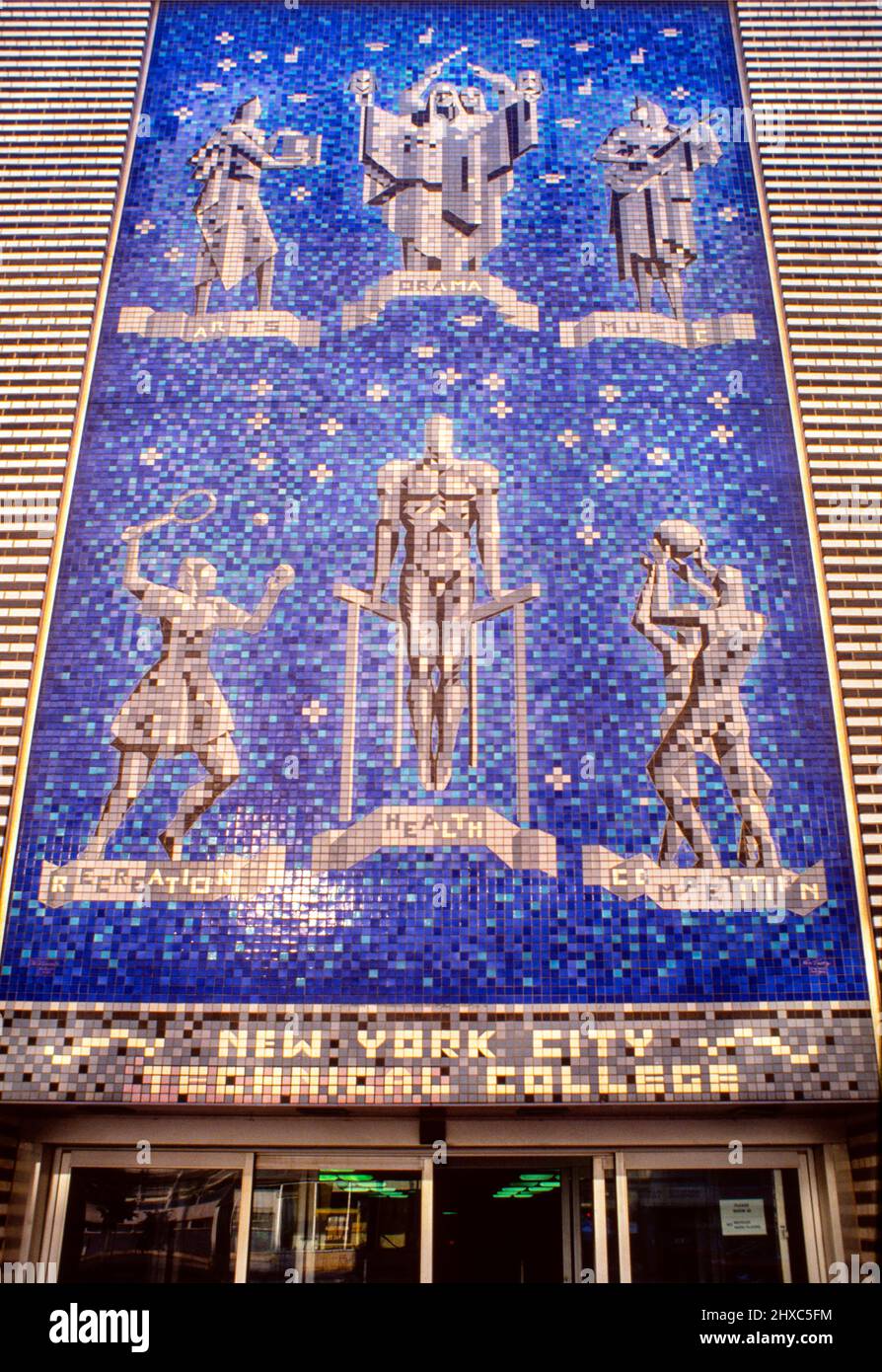 New York City Technical College Klitgord Auditorium Mosaik am Vordereingang in der Jay Street Brooklyn vom afroamerikanischen Bildhauer Nathaniel Choate wird abgerissen Stockfoto