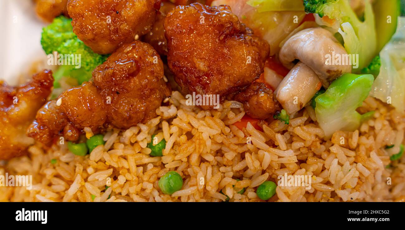 Chinesisches Ingwer-Hühnchen-Gericht, das bereit ist, in einem Food Court zu essen Stockfoto