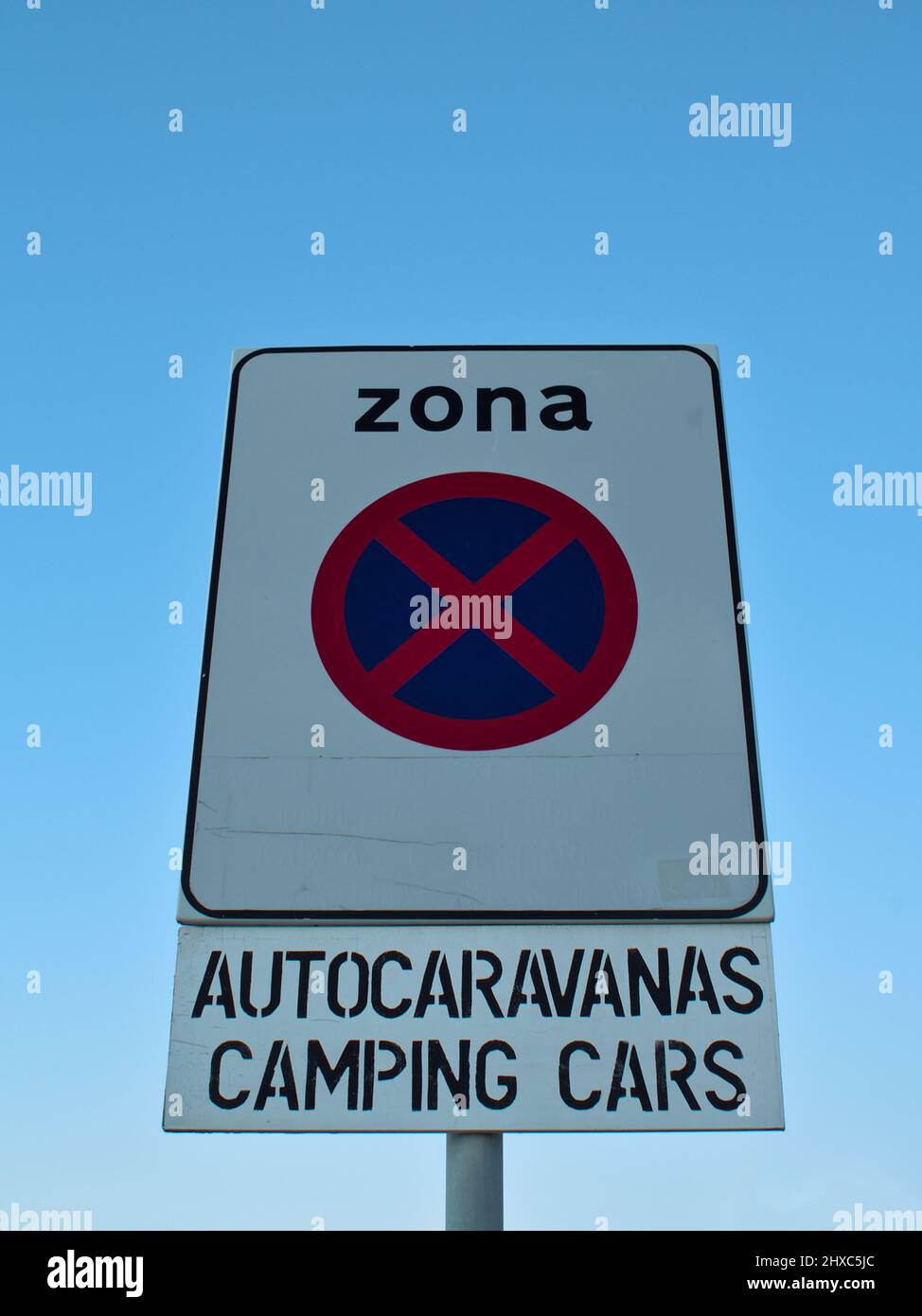 Verkehrsschild für Wohnwagen und Wohnmobile, verbotene Zone Stockfoto