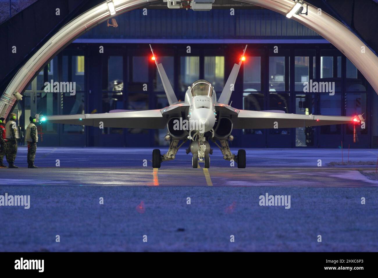 Schweizer F-18-Flugzeug am Schweizer Berghang Stockfoto