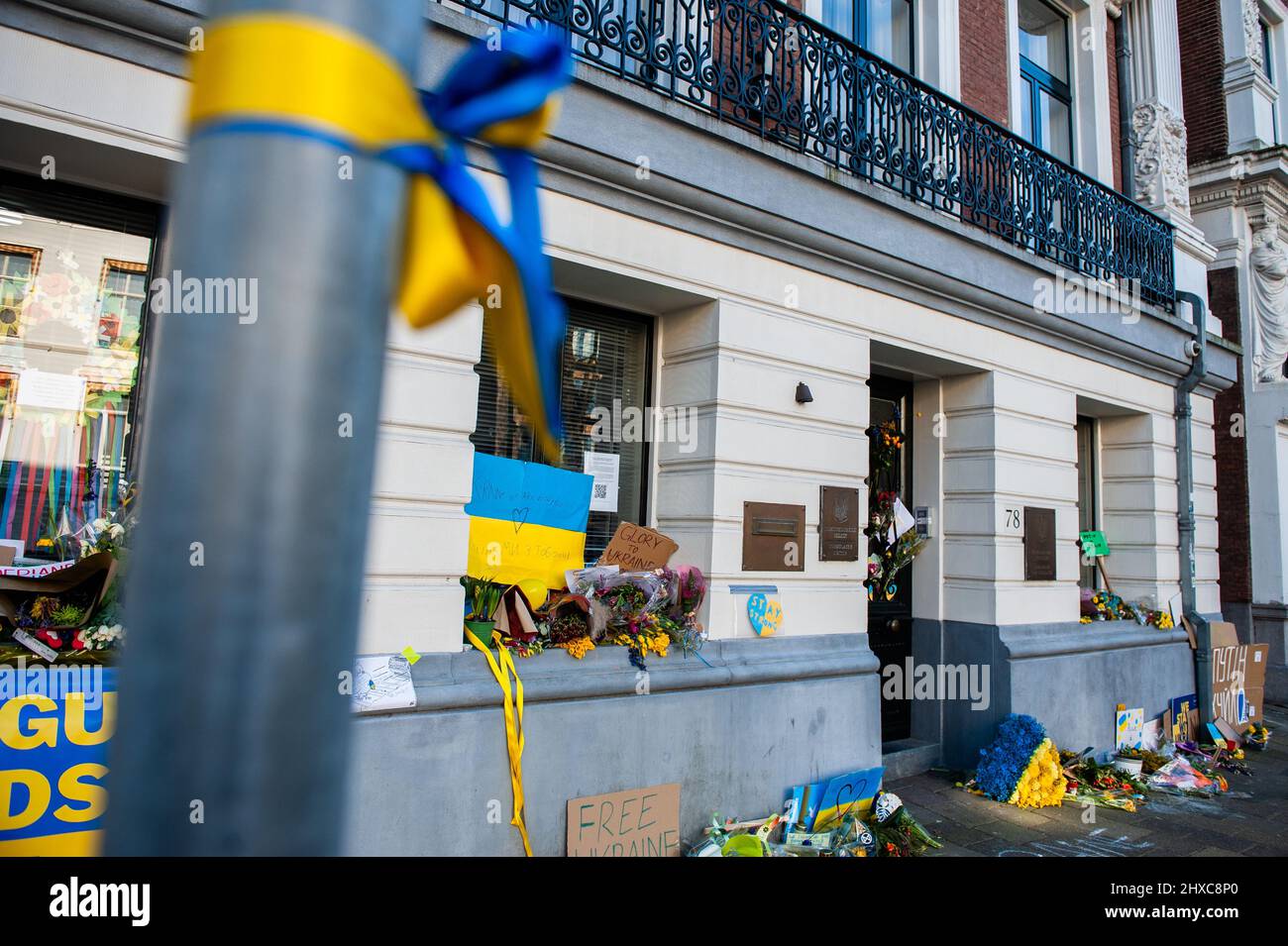 Die Tür und das Fenster der Botschaft der Ukraine in den Niederlanden