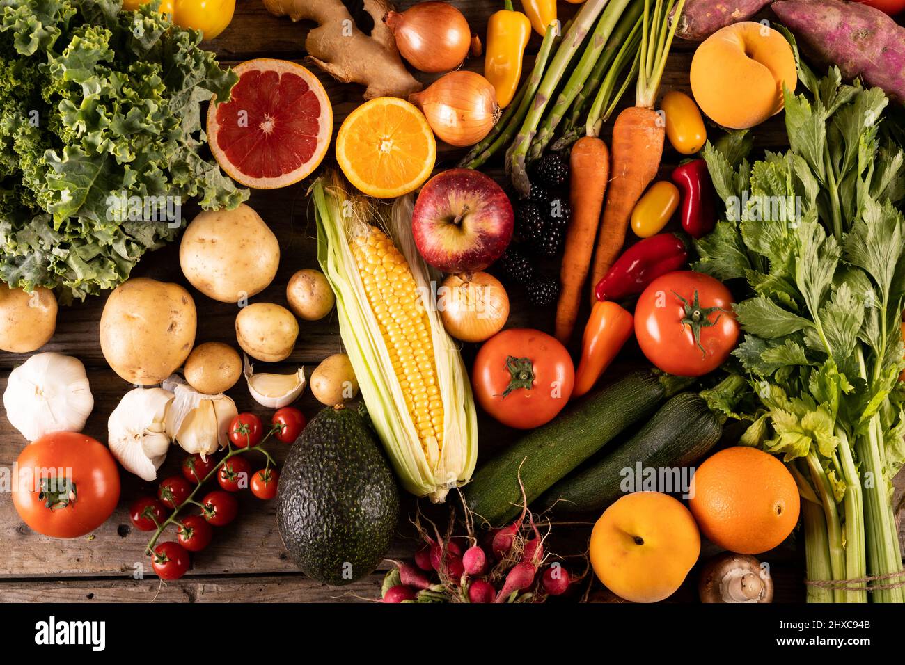 Blick von oben auf verschiedene Obst und Gemüse auf dem Tisch Stockfoto
