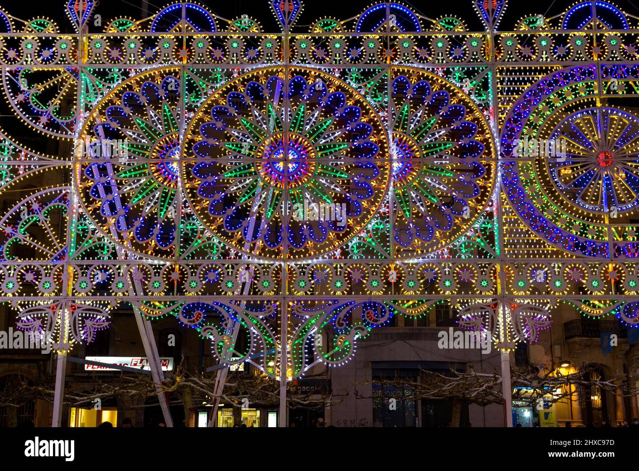 Der Platz El Pati, beleuchtet während des 2022 (2021+1) Valls Decennial Festivals, zu Ehren der Jungfrau der Candlemas in Valls (Tarragona, Katalonien) Stockfoto