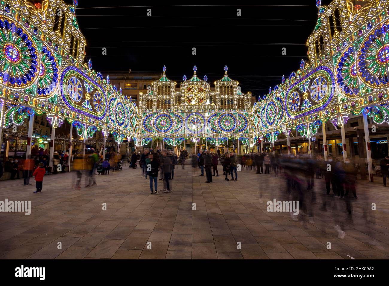 Der Platz El Pati, beleuchtet während des 2022 (2021+1) Valls Decennial Festivals, zu Ehren der Jungfrau der Candlemas in Valls (Tarragona, Katalonien) Stockfoto