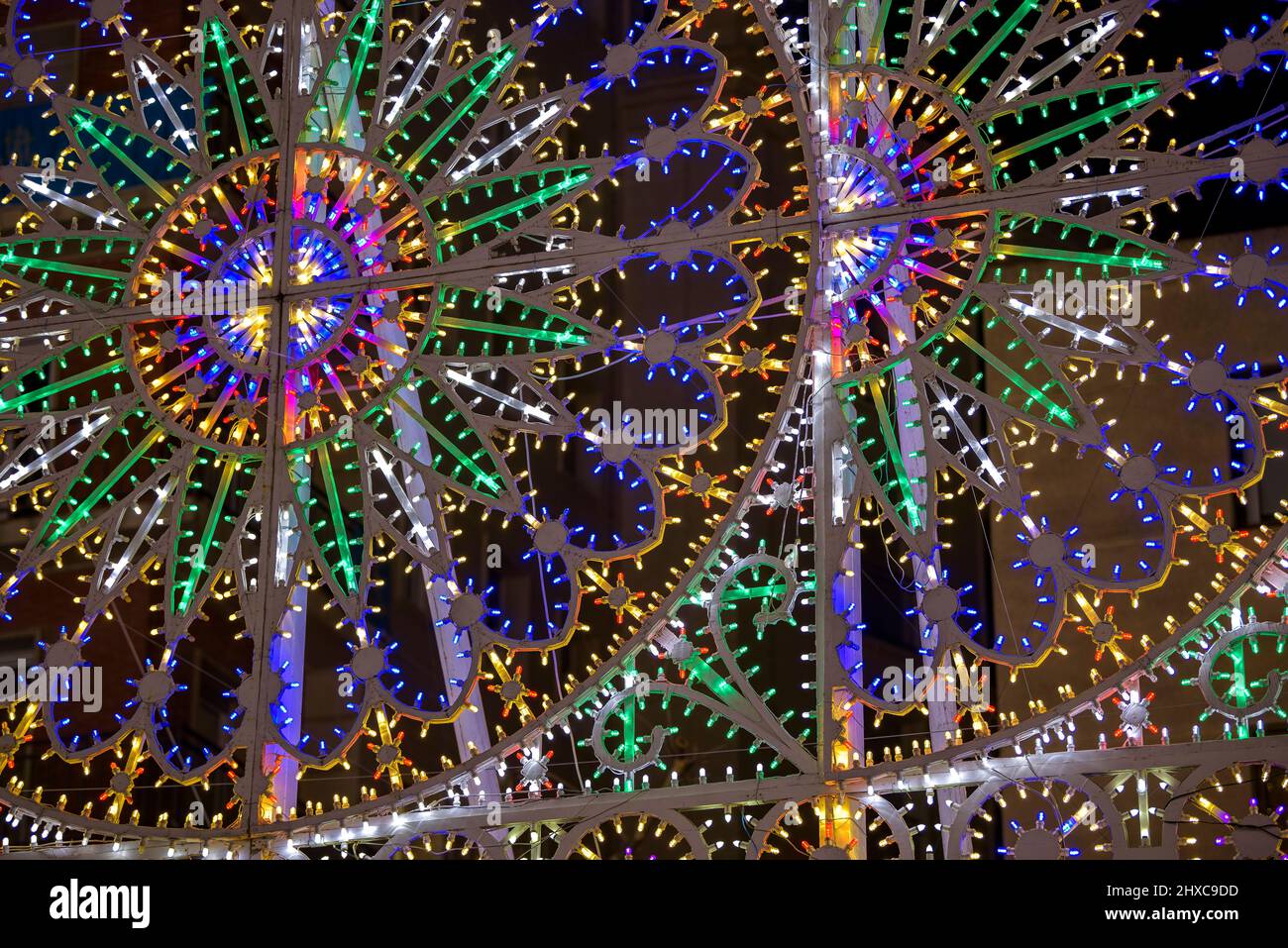 Der Platz El Pati, beleuchtet während des 2022 (2021+1) Valls Decennial Festivals, zu Ehren der Jungfrau der Candlemas in Valls (Tarragona, Katalonien) Stockfoto