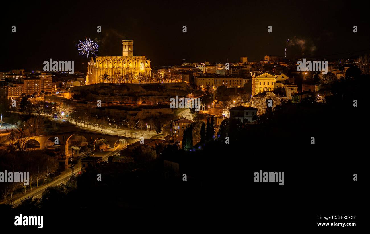 Feuerwerk beim Manresa 2022 Llum (Licht) Festival hinter der Seu Kathedrale (Manresa, Barcelona, Katalonien, Spanien) ESP: Fuegos artificiales, Manresa Stockfoto