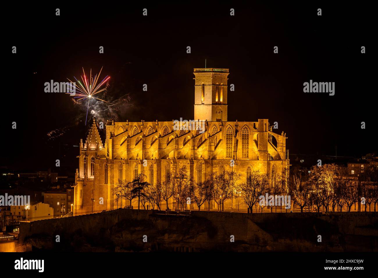 Feuerwerk beim Manresa 2022 Llum (Licht) Festival hinter der Seu Kathedrale (Manresa, Barcelona, Katalonien, Spanien) ESP: Fuegos artificiales, Manresa Stockfoto