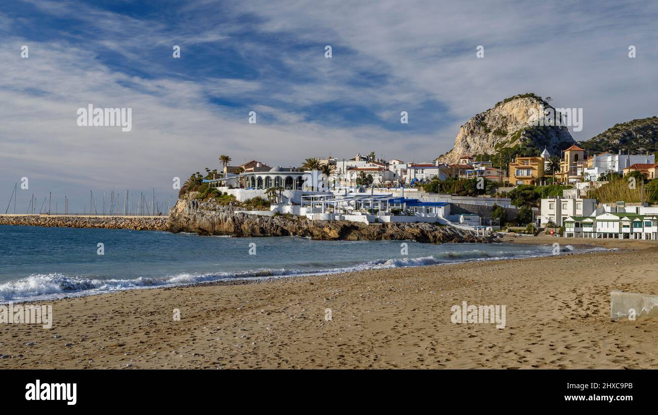 Strand von Garraf, am Fuße des Garraf-Massivs, zwischen den Städten Castelldefels und Sitges (Garraf, Barcelona, Katalonien, Spanien) Stockfoto