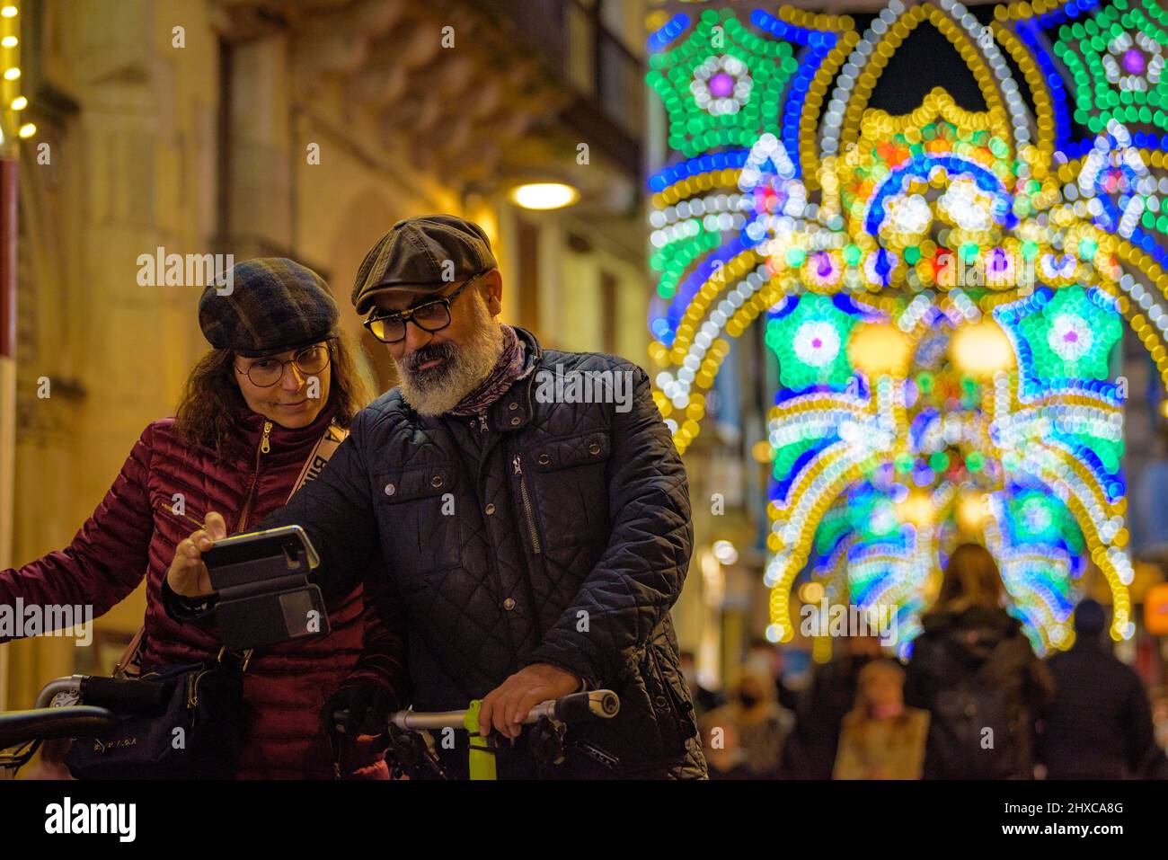 La Cort Straße beleuchtet während der 2022 (2021+1) Valls Decennial Festival, zu Ehren der Jungfrau der Candlemas in Valls (Tarragona, Katalonien) Stockfoto
