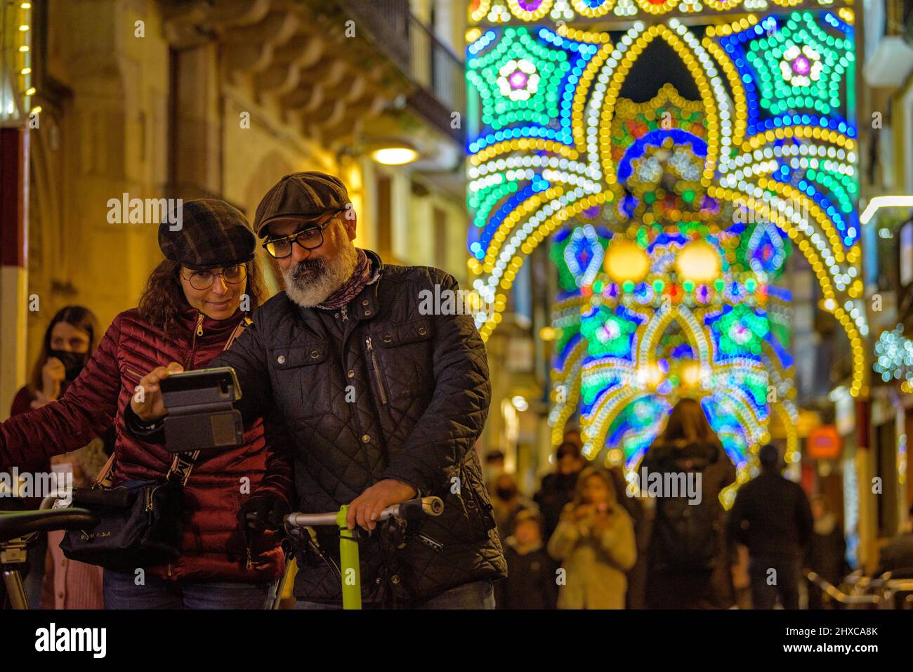 La Cort Straße beleuchtet während der 2022 (2021+1) Valls Decennial Festival, zu Ehren der Jungfrau der Candlemas in Valls (Tarragona, Katalonien) Stockfoto