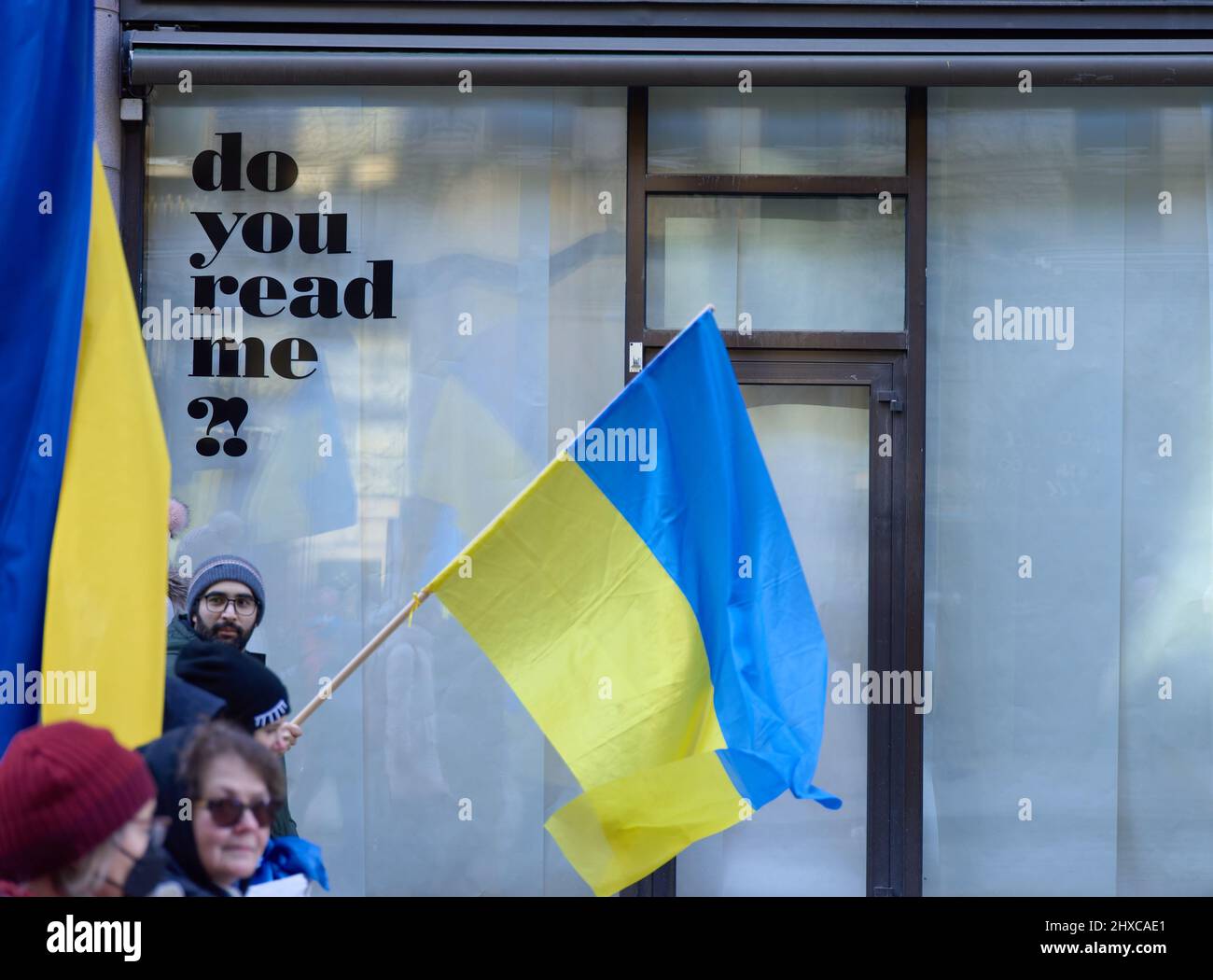 Helsinki, Finnland - 5. März 2022: Demonstranten mit ukrainischer Flagge bei einer Kundgebung gegen Russlands militärische Aktionen und die Besetzung der Ukraine mit do Stockfoto