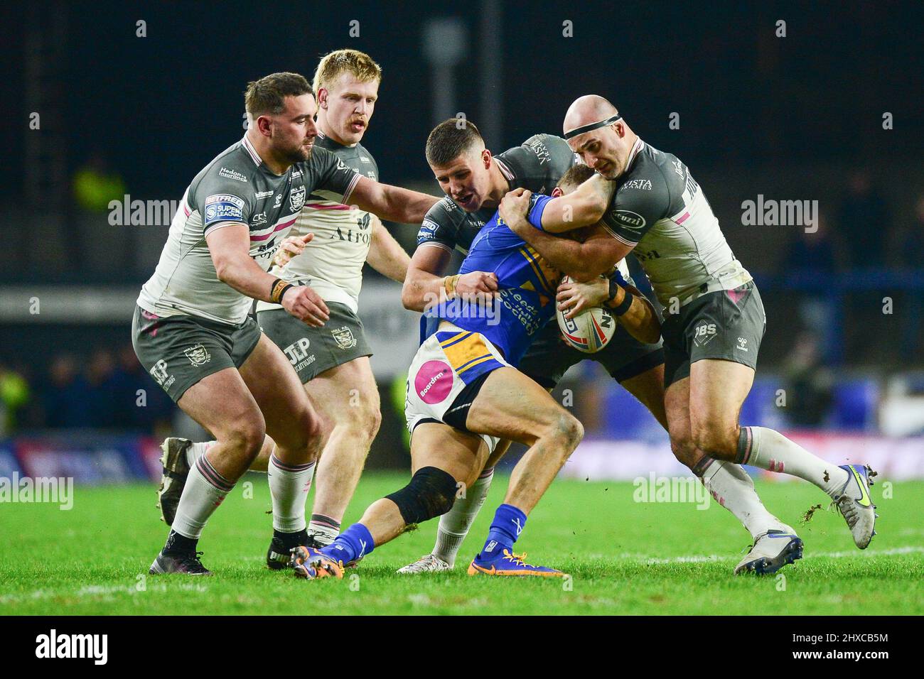 Leeds, England - 10.. März 2022 - Ash Handley (5) aus Leeds Rhinos wird von Joe Cator und Danny Houghton (9) von der Hull FC Rugby League Betfred Super League Round 5 von Leeds Rhinos gegen den Hull FC im Headingley Stadium, Leeds, Großbritannien, Dean Williams angegangen Stockfoto