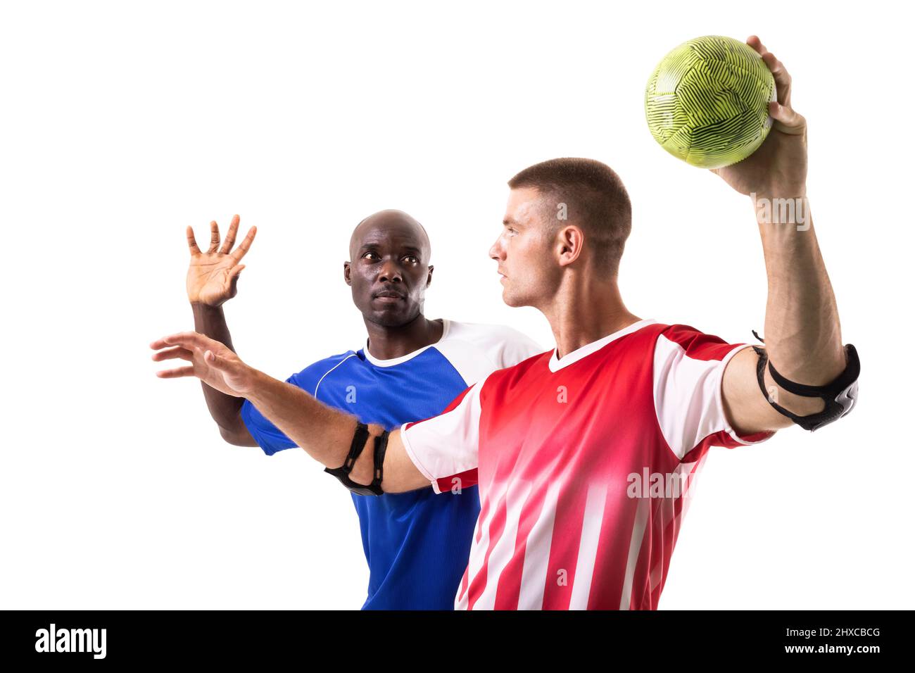 Multirassische rivalisierende Handballspieler, die auf weißem Hintergrund gegeneinander spielen Stockfoto