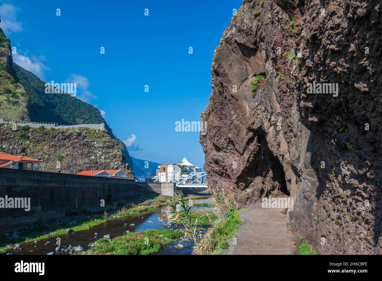 Wanderweg entlang des Wasserkanals, der durch den Berg auf dem Weg hinunter zum Meer führt, blauer Himmel im Hintergrund, Bild von Sao Vincente Madeira Portug Stockfoto