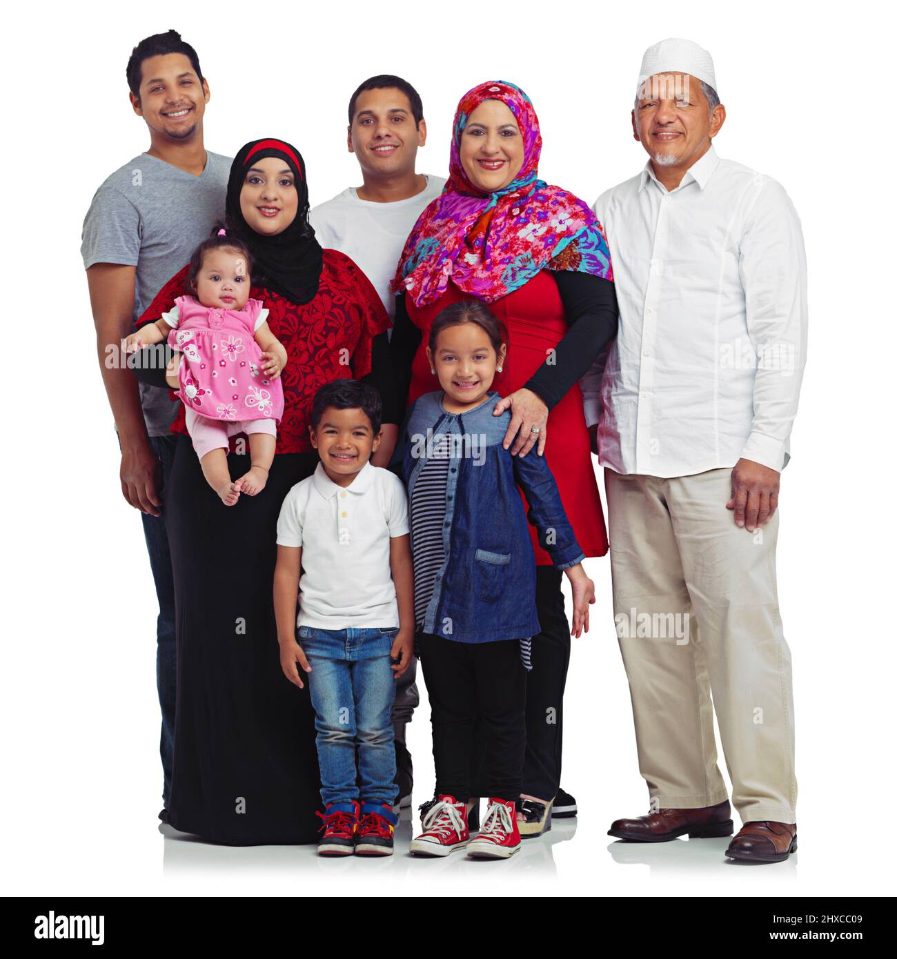 Alles in der Familie. Studioportrait einer mehrgenerationsübergreifenden muslimischen Familie, isoliert auf Weiß. Stockfoto