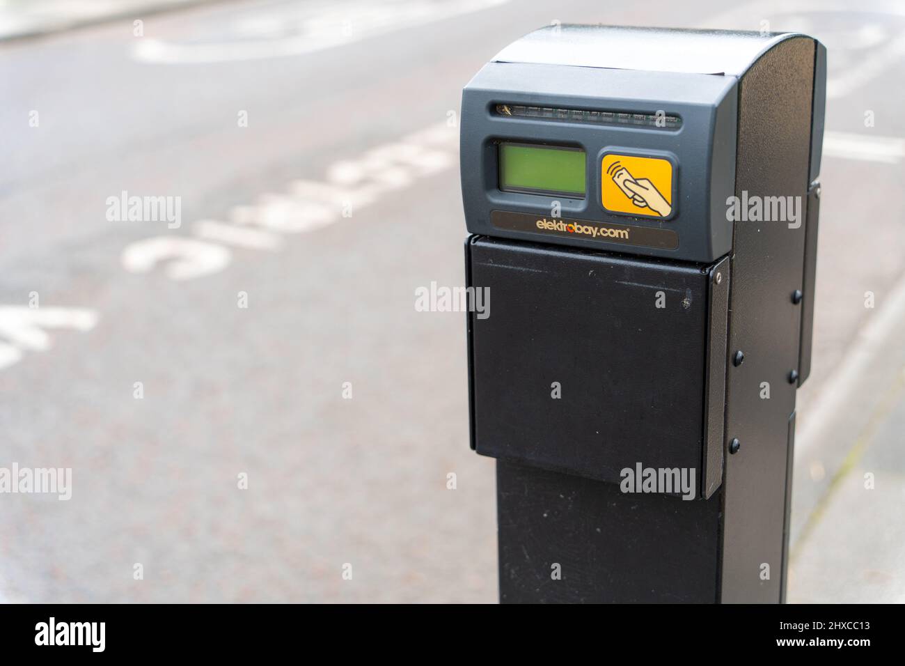 Eine EV- oder Elektroauto-Ladestation in einem Vorort in Großbritannien. Stockfoto