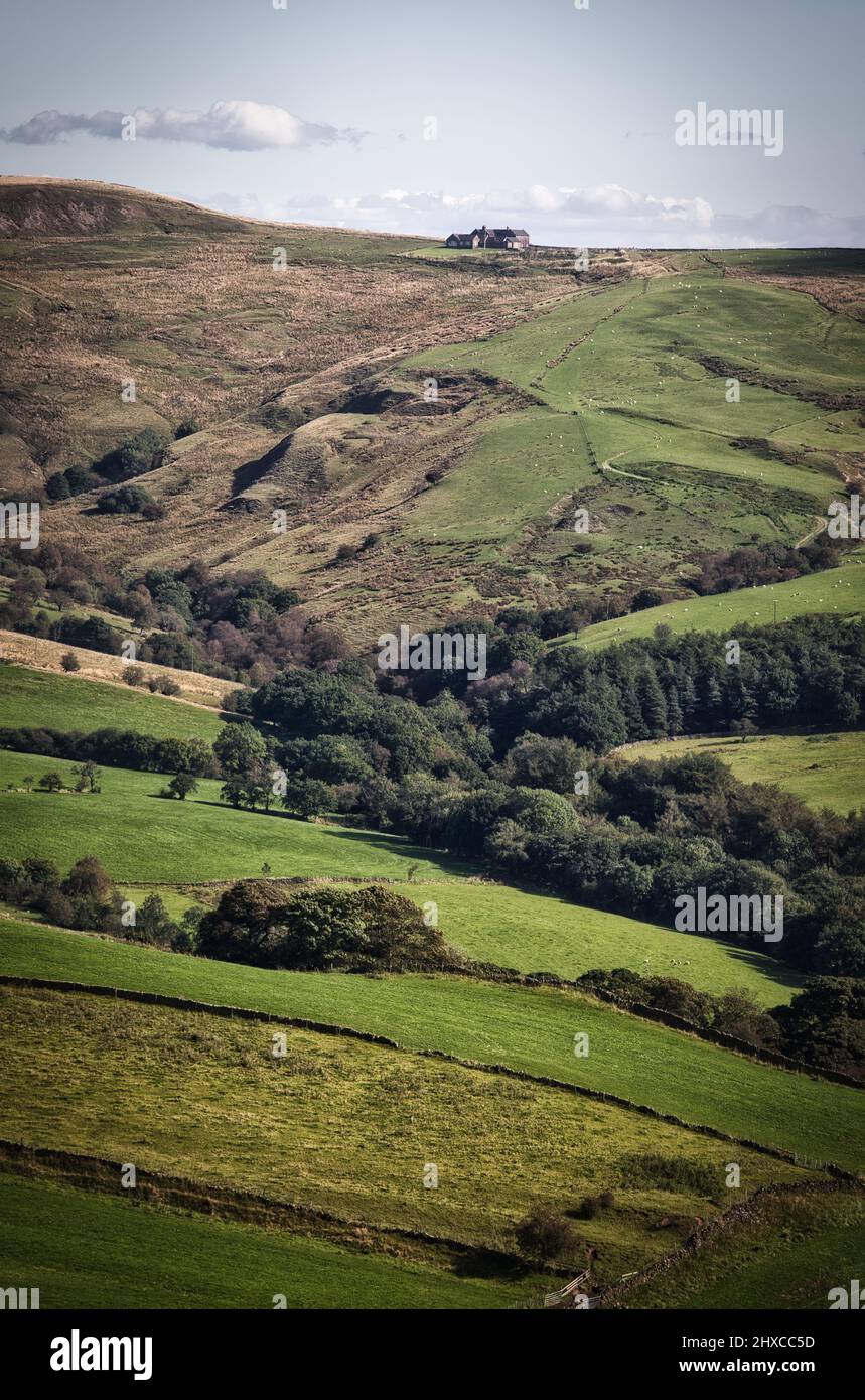 Abgelegene, isolierte Farm auf einem Hügel, Staffordshire, England. Konzept von Isolation, Einsamkeit Stockfoto