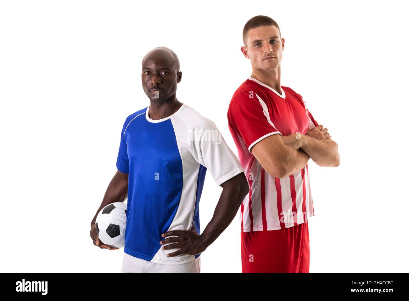 Porträt von selbstbewussten, multirassischen männlichen Fußballspielern, die vor weißem Hintergrund stehen Stockfoto