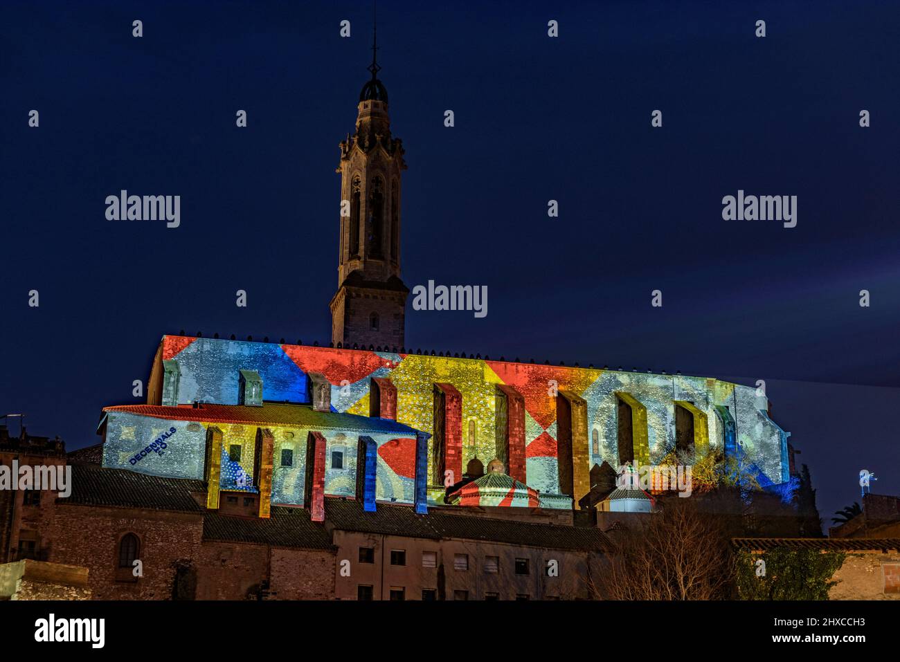 Video-Mapping in der Kirche von Sant Joan während des 2022 Valls Decennial Festival, zu Ehren der Jungfrau der Candlemas in Valls (Tarragona, Spanien) Stockfoto