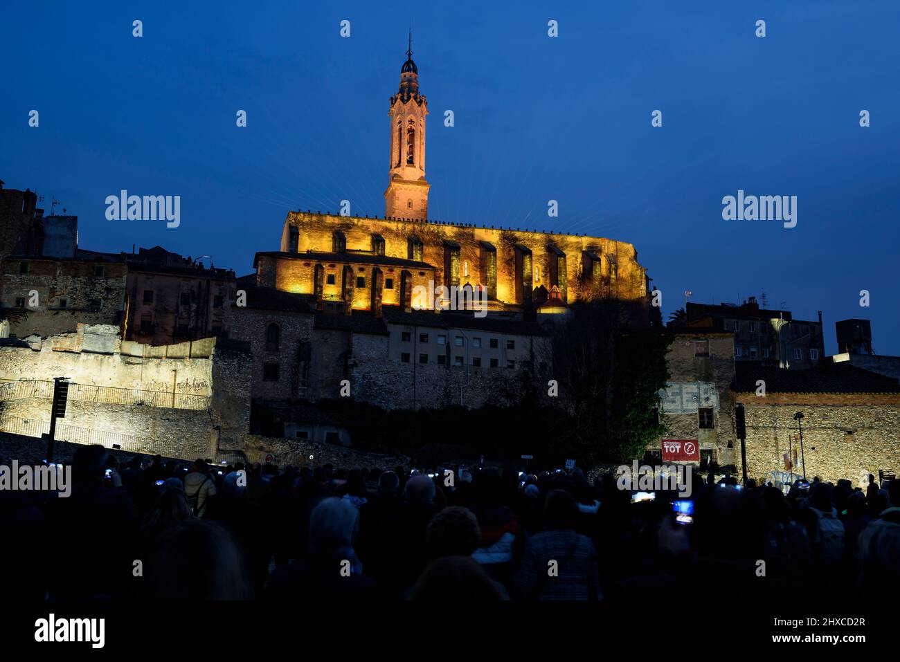 Video-Mapping in der Kirche Sant Joan während des 2022 (2021+1) Valls Decennial Festival, zu Ehren der Jungfrau der Candlemas in Valls (Spanien) Stockfoto